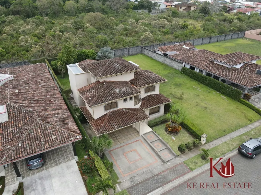 KE Real Estate sells or rents house located in Condominio Los Hidalgos, in Santo Domingo de Heredia. — photo 2