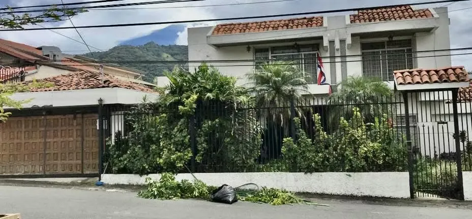 Excellent location in front of Tres Ríos park for any business or offices.