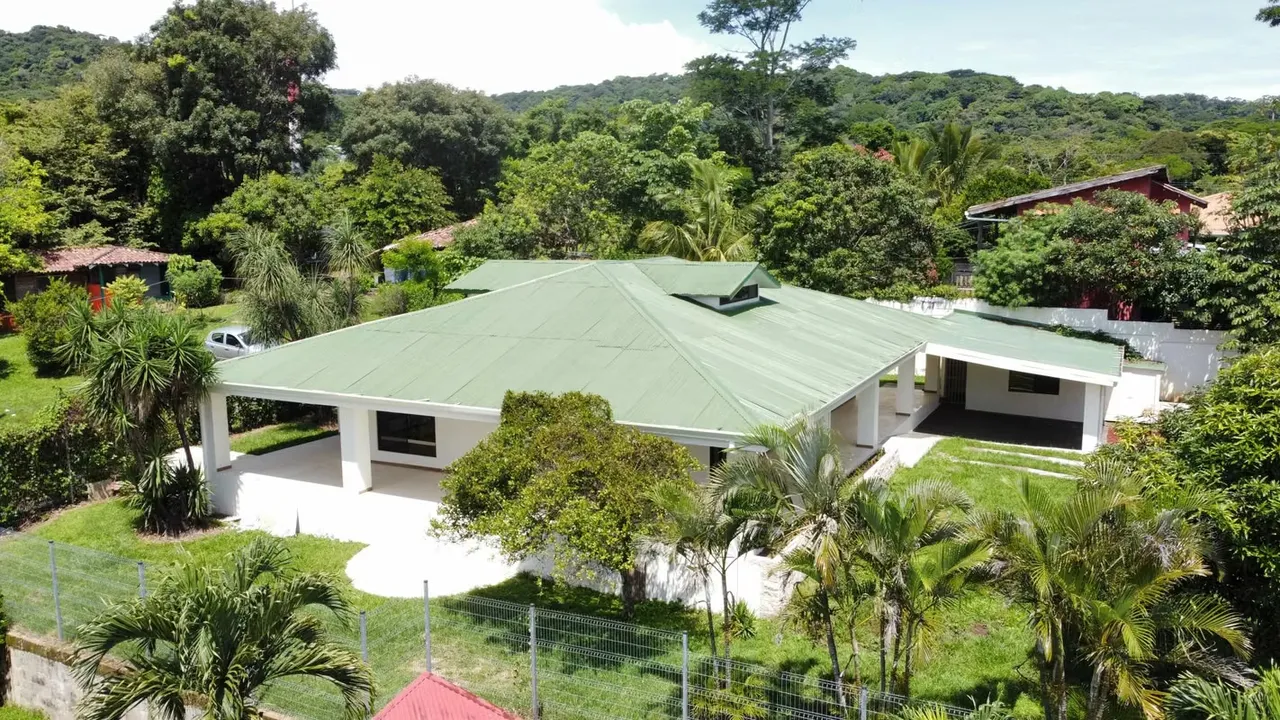 RECIEN REMODELADA: AMPLIA CASA  EN VENTA FRENTE AL RODEO, CIUDAD COLON