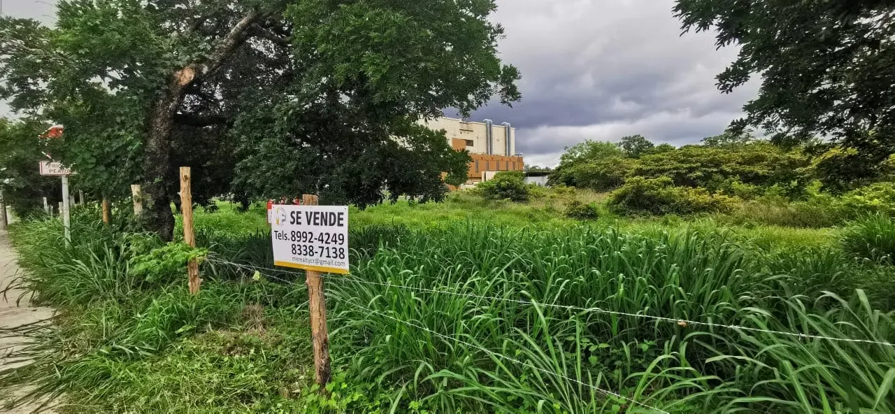 Beautiful flat lot, adjacent to the Plaza Liberia Mall, on Route 1 Inter-American. Use of commercial soil. All public services available.