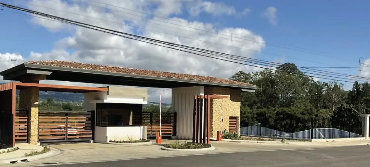 Condominio Montemar, located in Carrizal de Alajuela, 6km north of the Estadio Morera Soto. Build yourself and separate from your neighbors.
