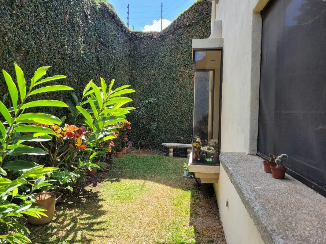 La casa esta en condominio, con seguridad y en la mejor a1rea de Escazú, condominio conformado por 18 casas.