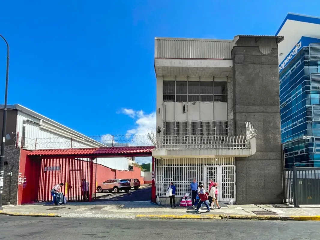 Building with parking for Rent in the center of San José (AD).