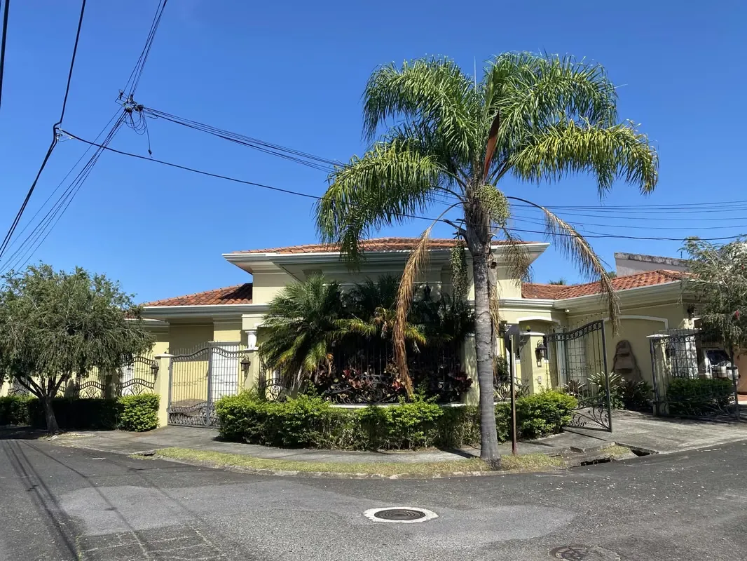 For sale beautiful house in Ciudad Cariari, Bethlehem Heredia