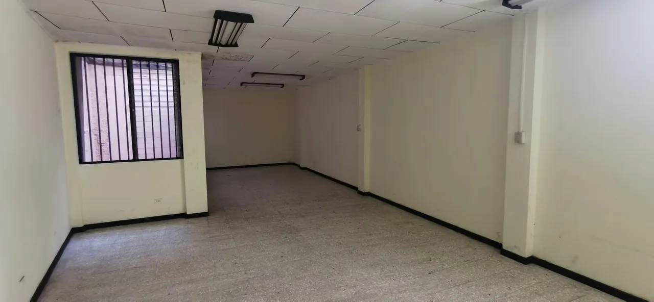 Three-storey building, each floor has its respective bathrooms. 170 m2 in each plant approximately. — photo 2