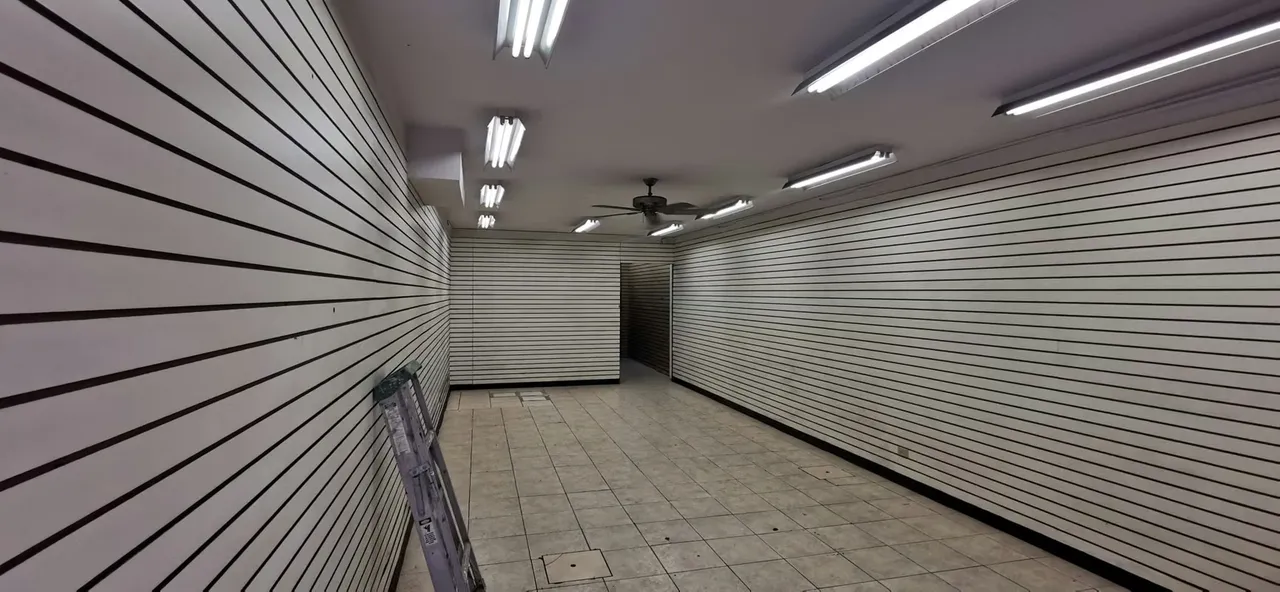 Three-storey building, each floor has its respective bathrooms. 170 m2 in each plant approximately. — photo 3