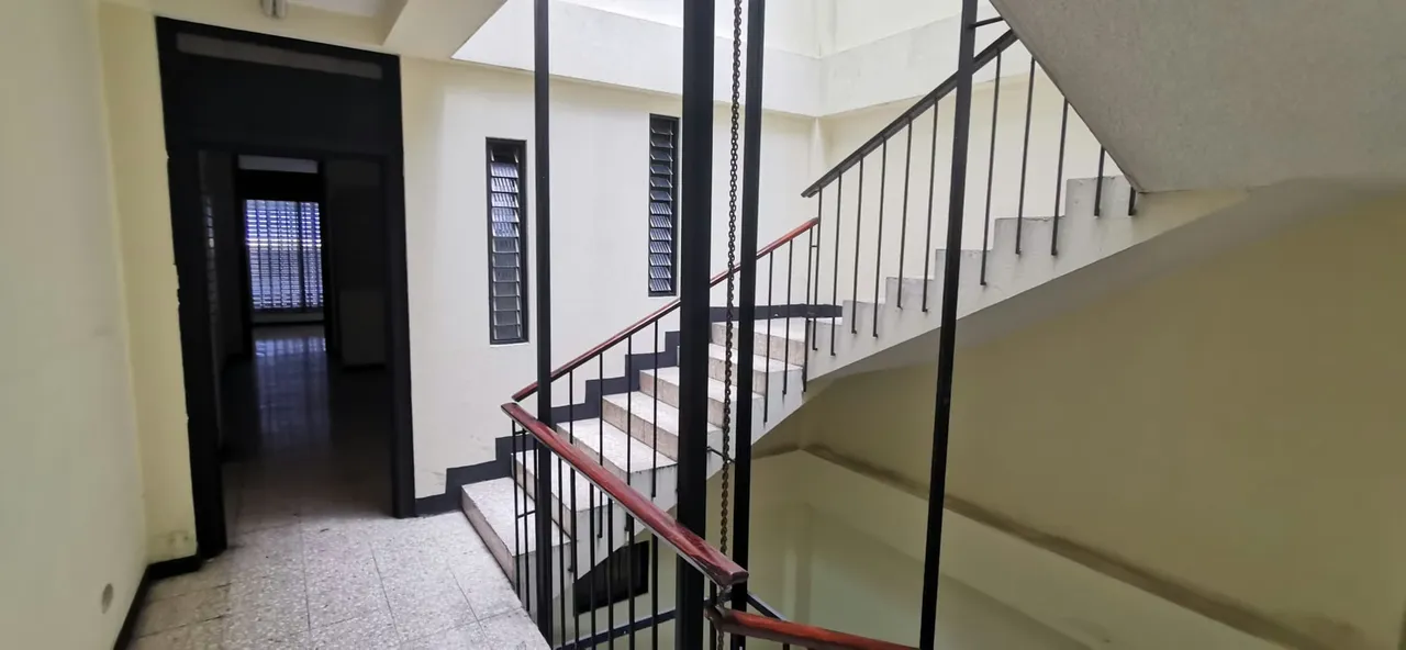 Three-storey building, each floor has its respective bathrooms. 170 m2 in each plant approximately. — photo 4