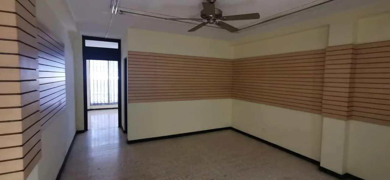 Three-storey building, each floor has its respective bathrooms. 170 m2 in each plant approximately. — photo 5