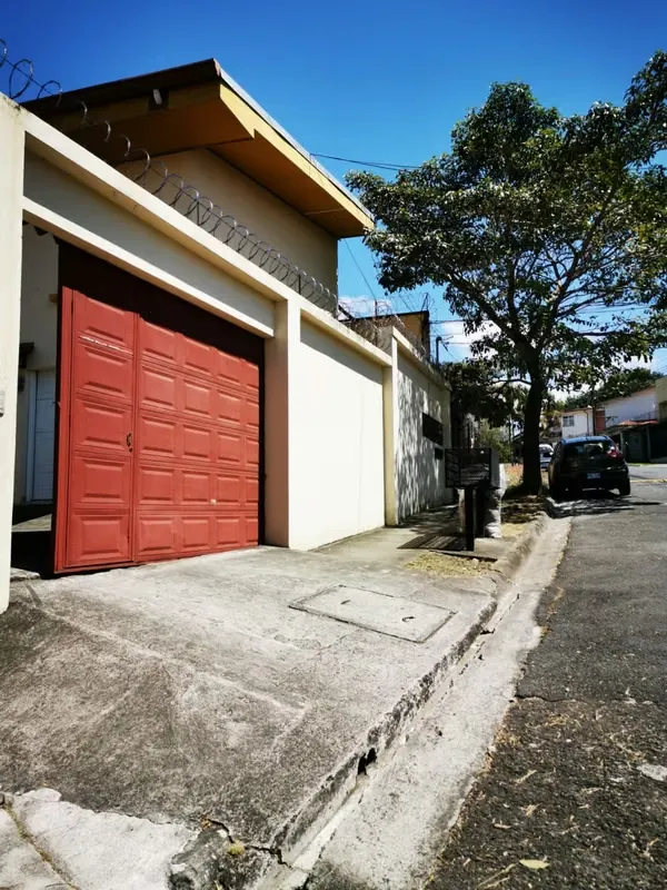 8.24% ROI Edificio con 4 apartamentos a la venta en La Uruca