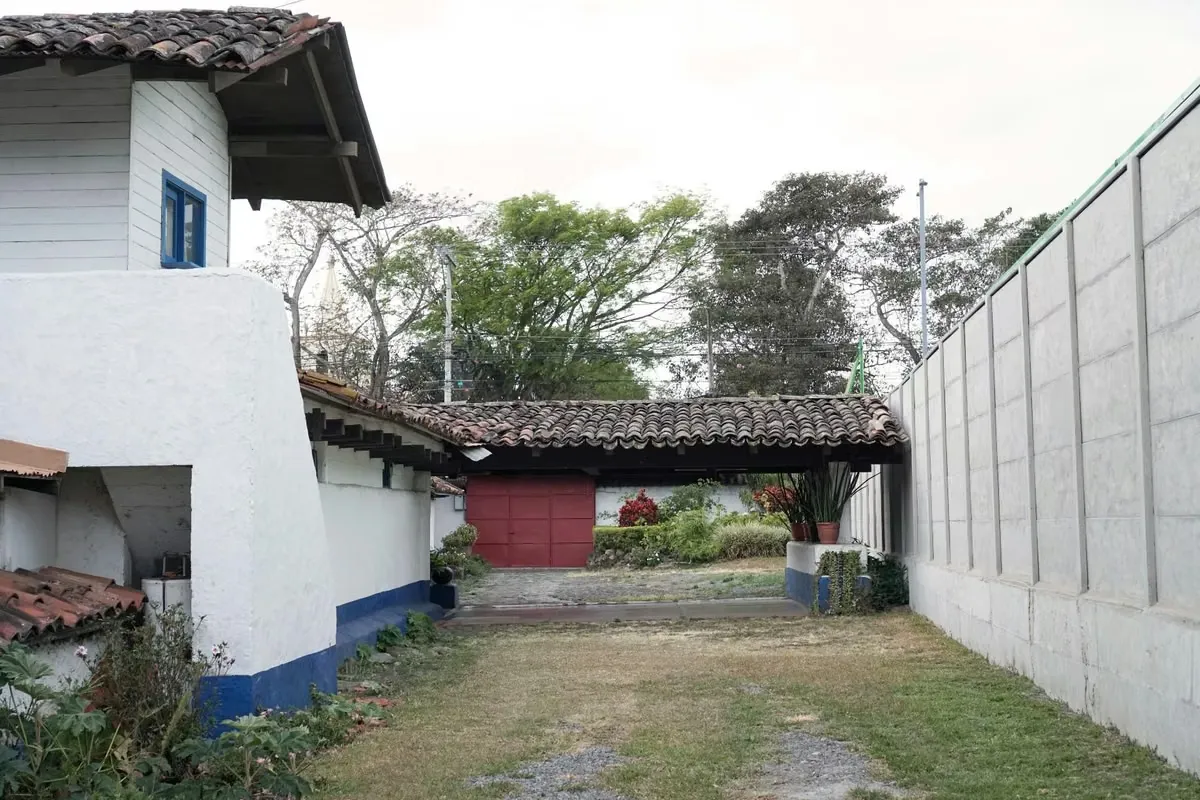 I sell beautiful property with use of mixed soil, in Santo Domingo de Heredia. It has 54 m front and more than 50 bottom, allowing excellent commercial or residential developments. — photo 2
