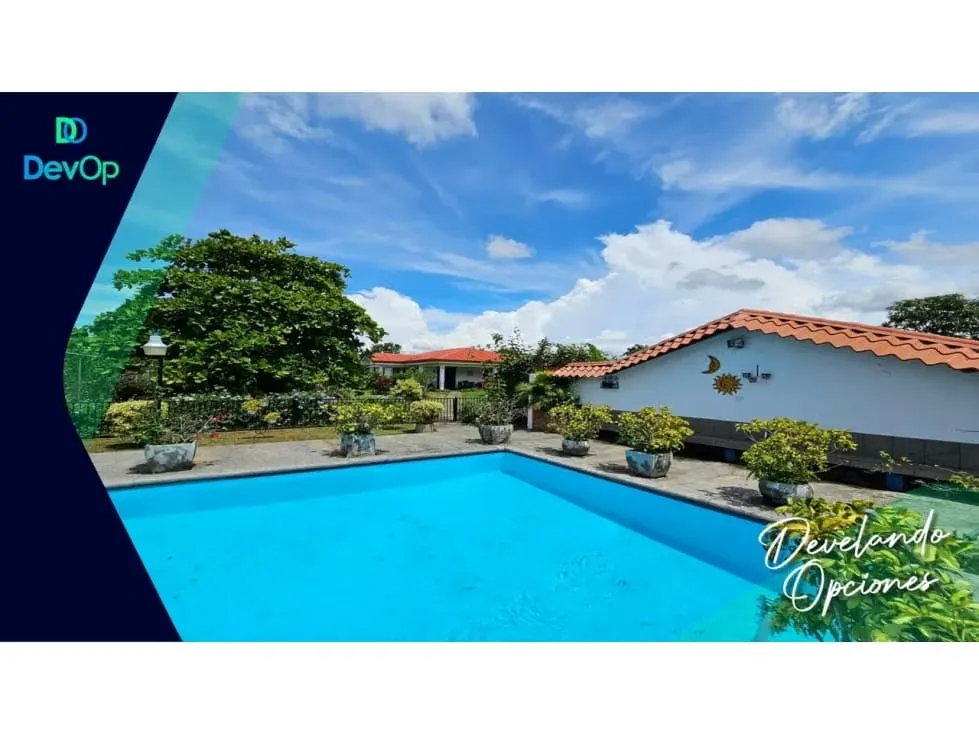 Venta de propiedad con 2 casas y piscina.