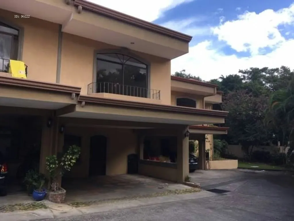 Santa Ana Hills alberga esta propiedad de dos plantas, situada en un condominio con seguridad permanente y una ubicación estratégica que permite acceso rápido a centros de salud, ...