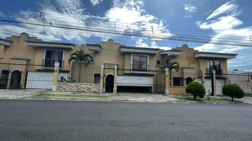 Extraordinary house located in Guayabos de Curridabat very close to everything with educational centers of excellence, shops and the ambitious Aleste project just steps ...