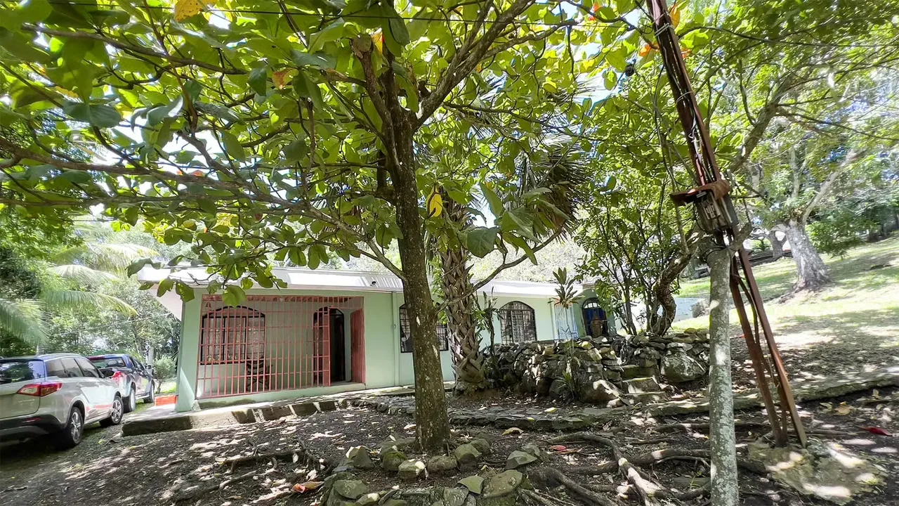 Se vende amplia propiedad con Quinta en Atenas (FE).