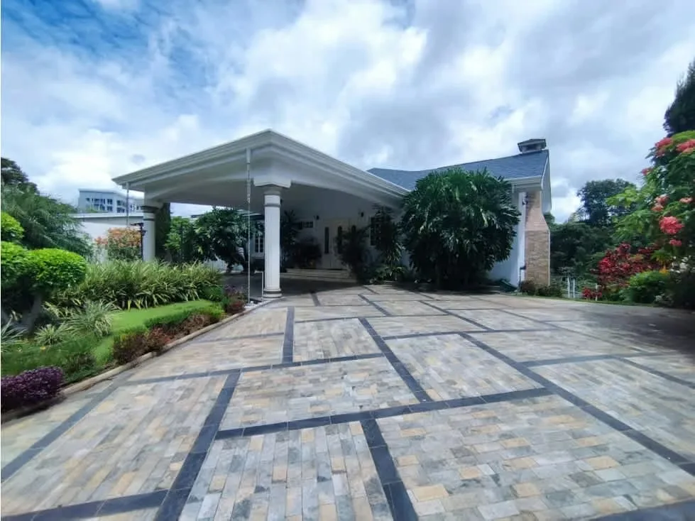 Esta impresionante residencia combina el encanto moderno con características de eficiencia ...