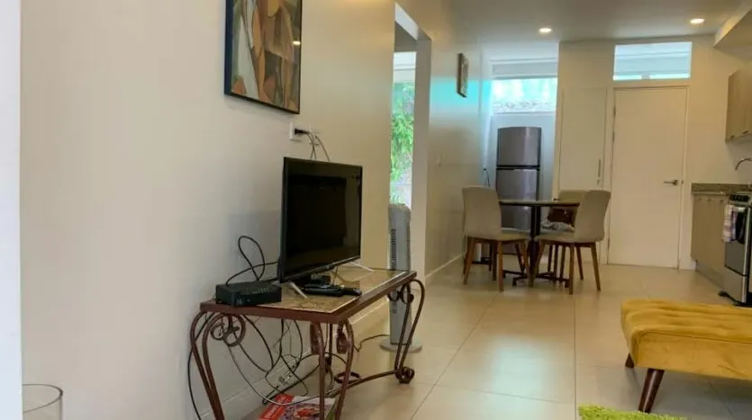 Charming 2 bedroom apartment in small condo for sale, excellent location in Rohrmoser, just steps from Franklin Chang Institute