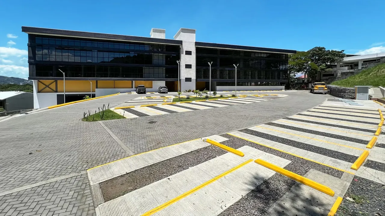 For Rent: Office Building in Pozos, Santa Ana (FE).