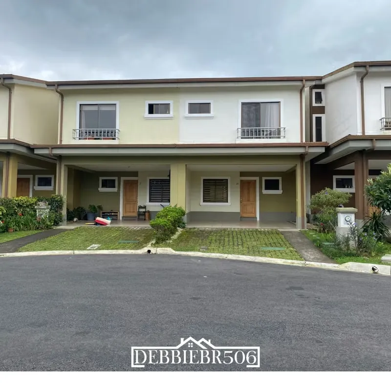 Beautiful house in condominium with 24/7 surveillance / La Floresta