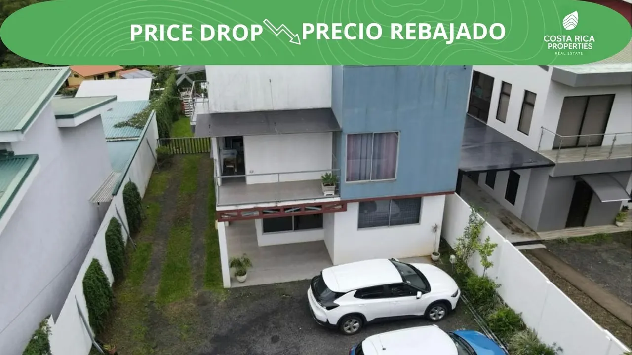 Casa en venta en Atenas, con piscina, terraza, vistas, dos niveles