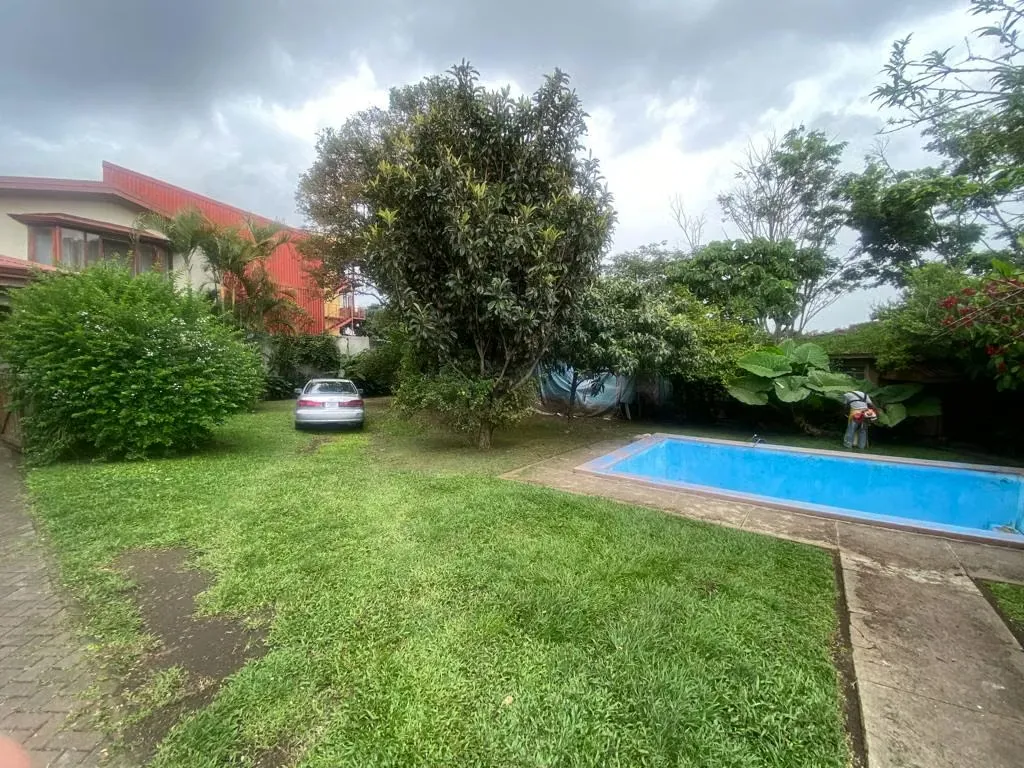 With access for two streets and wide front of more than 100 meters