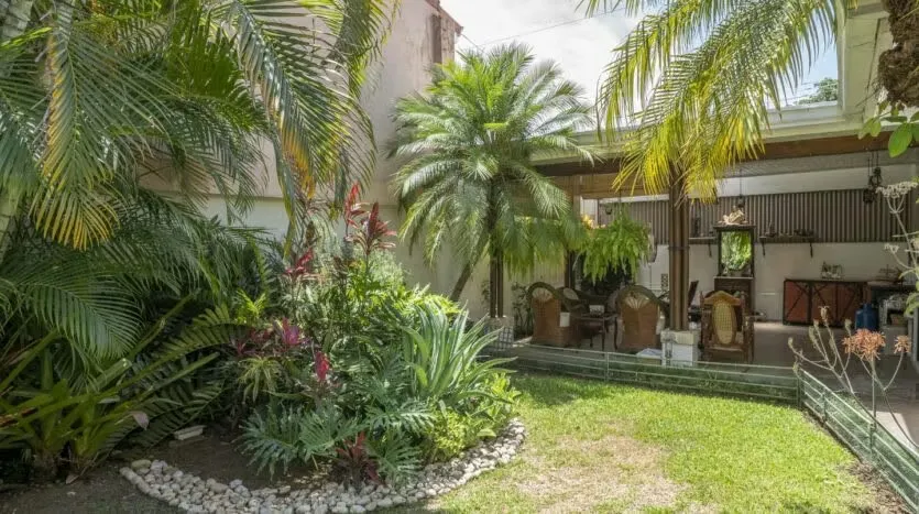 Luxury property in a privileged location, just a few meters from the Boulevard de Rohrmoser, enjoy all the ...