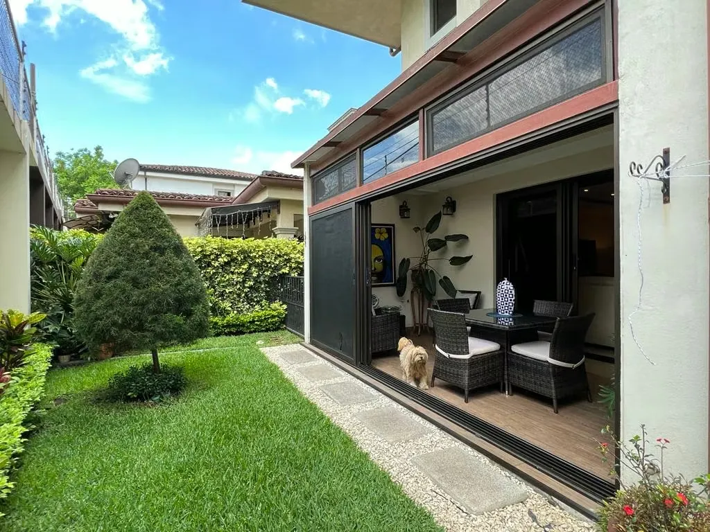 Cozy colonial-style house of 445m2 of construction on a flat terrain of 325 m2. House on three levels with roof tile. Located in a very high value area.