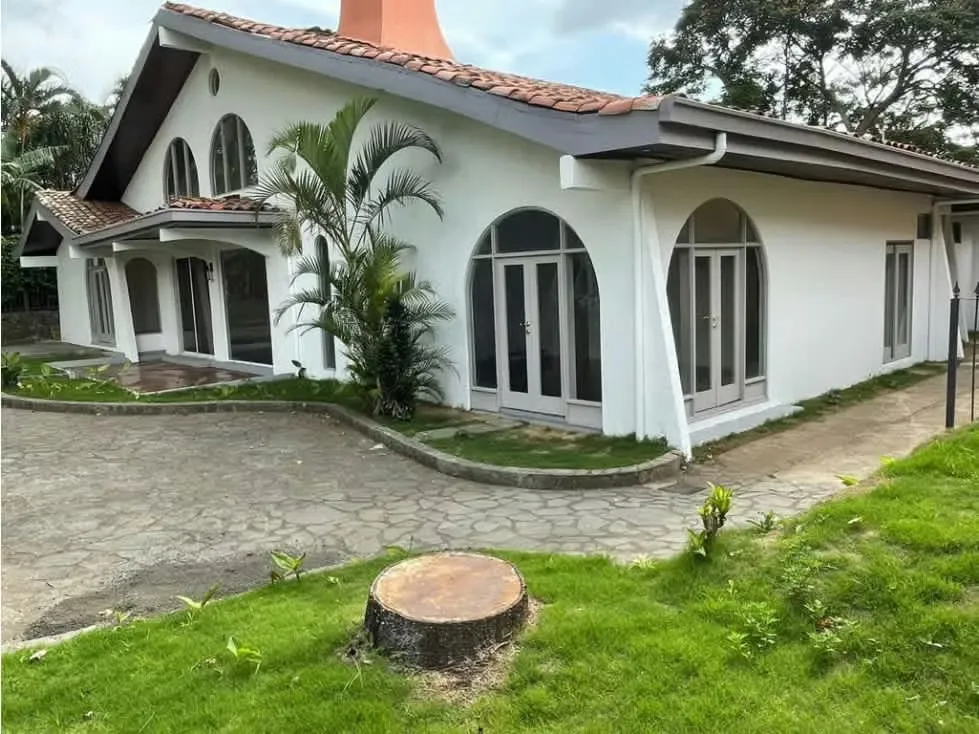 Esta hermosa y espaciosa casa es un verdadero deleite para los amantes de los detalles finos. Con 6 dormitorios y 5 ...