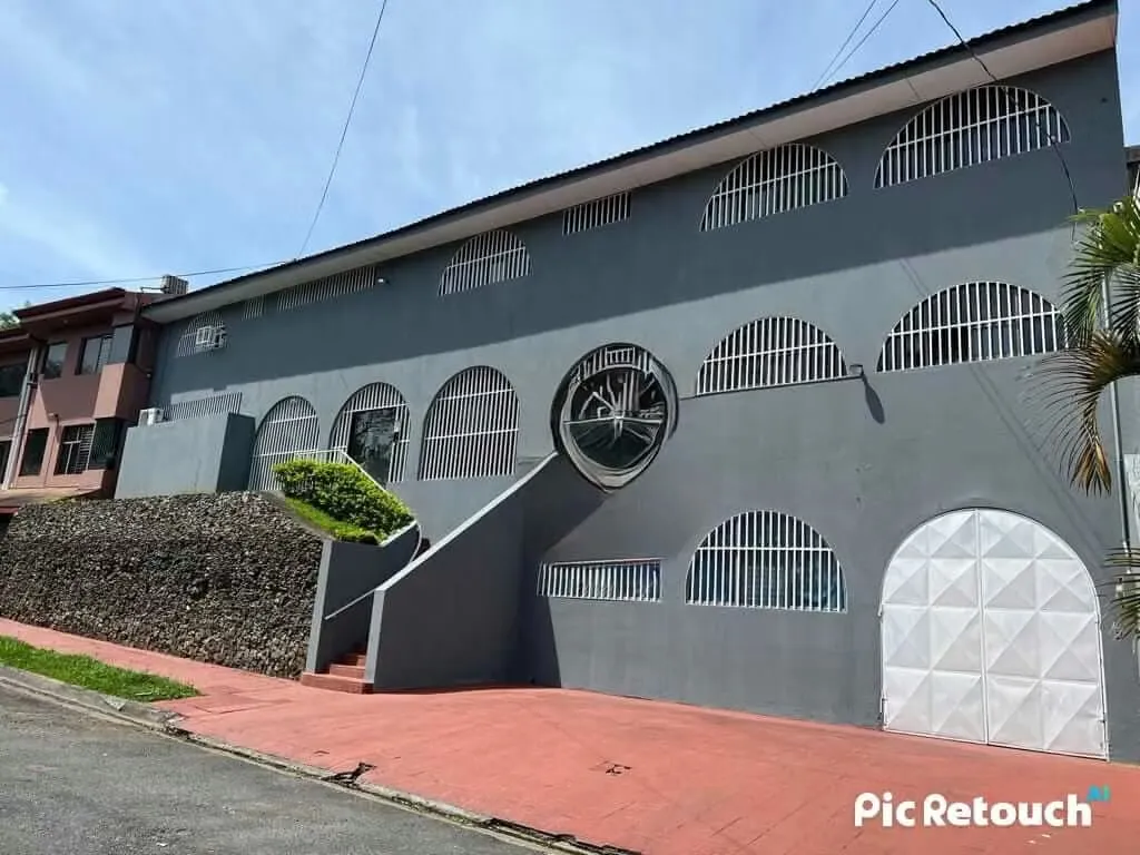 This property is very large is right behind Plaza Mayor