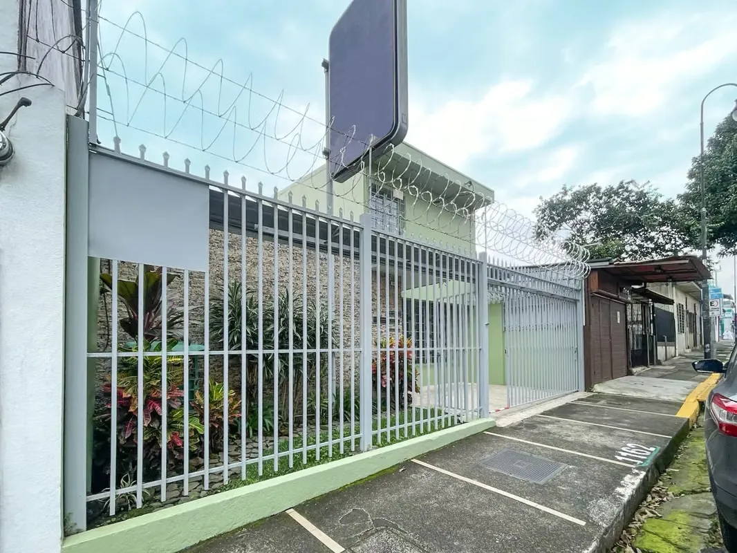 Se vende Casa de Uso Mixto cerca del Hospital Calderón, Aranjuez (AD).