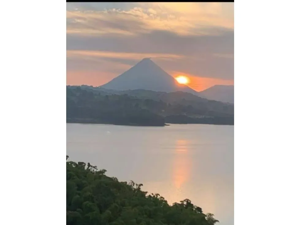 DESCRIPCIÓN DETALLADA: ubicada a 8 minutos del lago Arenal y 20 minutos al centro de la Tronadora. Uso ... — photo 5