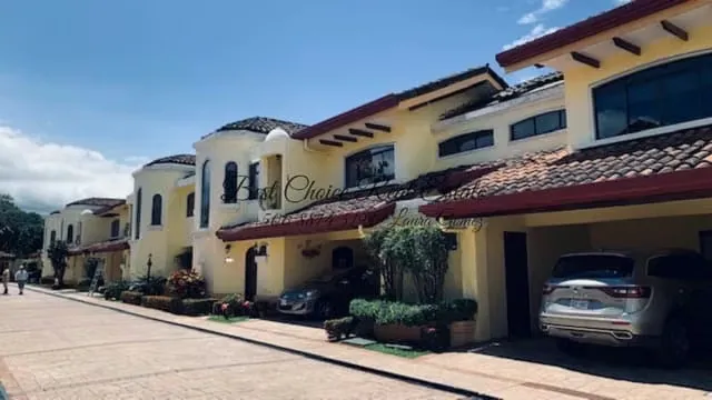 Casa en Venta en Heredia, La Ribera- Piscina Privada en Hermoso Condominio