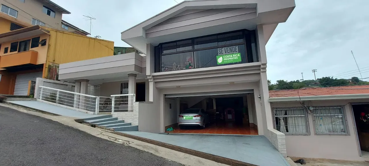 Casa en venta en Naranjo, con dos departamentos, en el centro
