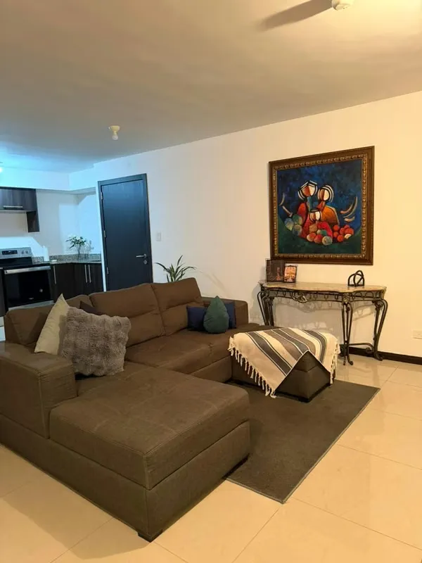 Apartamento amplio de dos habitaciones, dos baños completos y sala-comedor-cocina, bodega, cuarto de lavado y con dos espacios de parqueo. Excelente ubicación. 100 m2 de ...