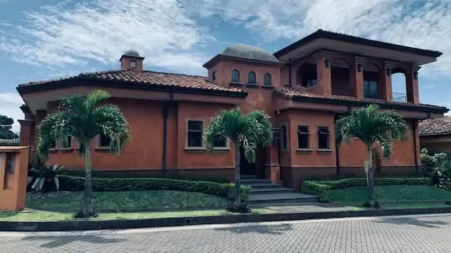 This luxurious and spacious house with fine finishes is for sale, it has beautiful and spacious spaces, lots of lighting and natural ...