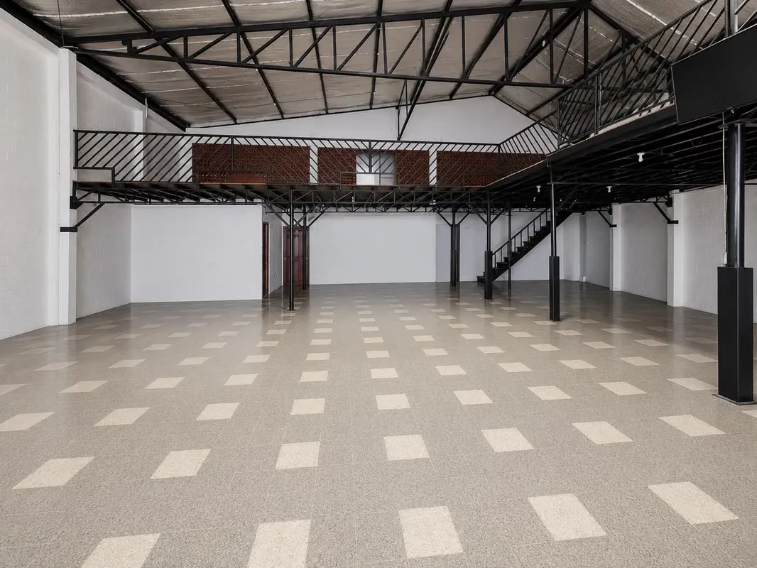 Bodega near La Toyota, with electric crane for load, elevator, reception, offices, dining room. — photo 3