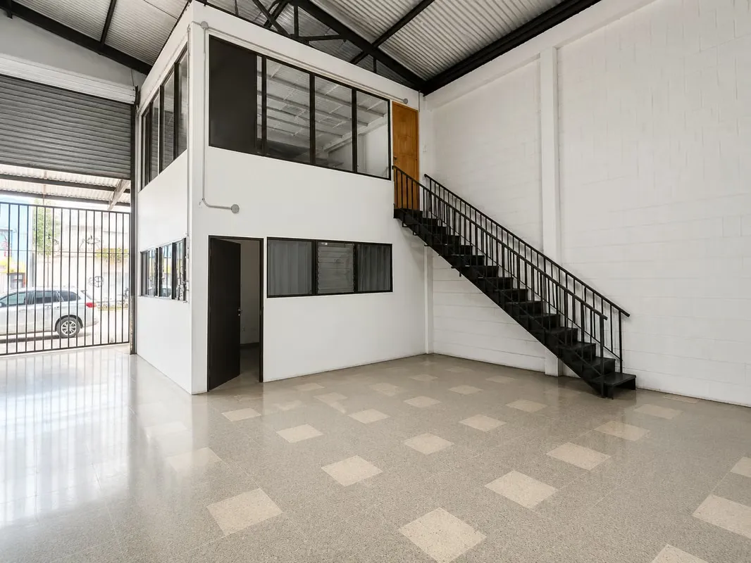 Bodega near La Toyota, with electric crane for load, elevator, reception, offices, dining room. — photo 4
