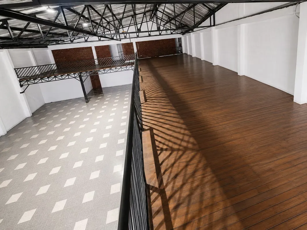 Bodega near La Toyota, with electric crane for load, elevator, reception, offices, dining room. — photo 5