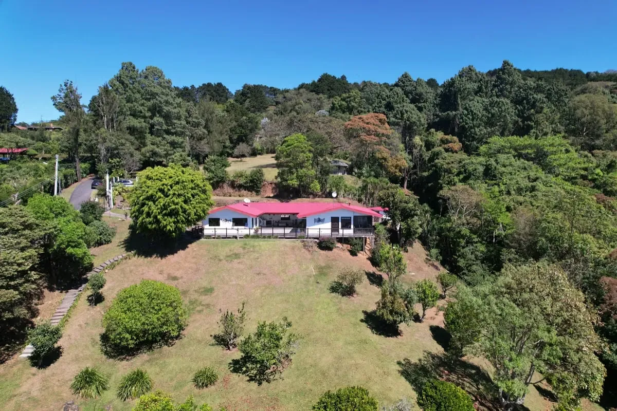 Casa con vistas a las montañas Heredia. 7.100m2 de Jardines