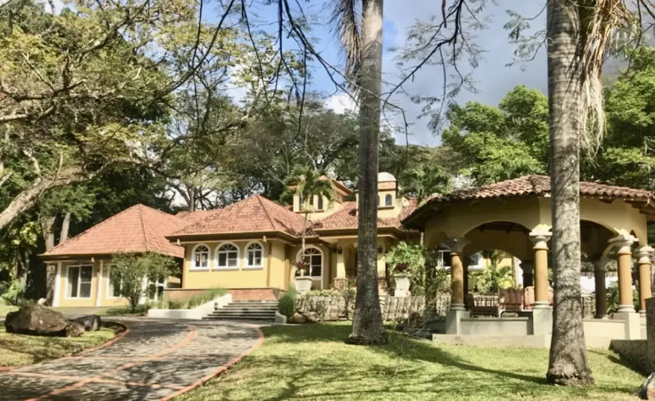 Located just 10 minutes from the Juan Santamaría international airport, 15 minutes from the Cima hospital and shopping centers, only one hour and minutes from Jacó beach, since it is ...