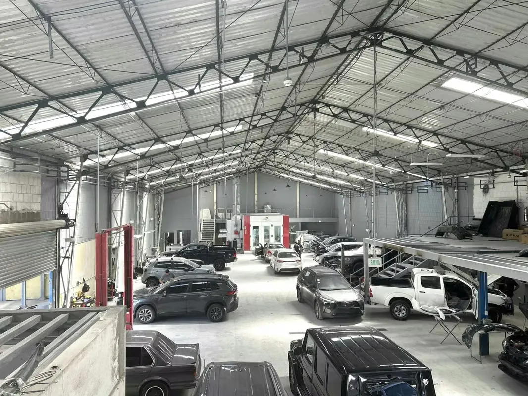 Bodega located in industrial zone, inside private complex,