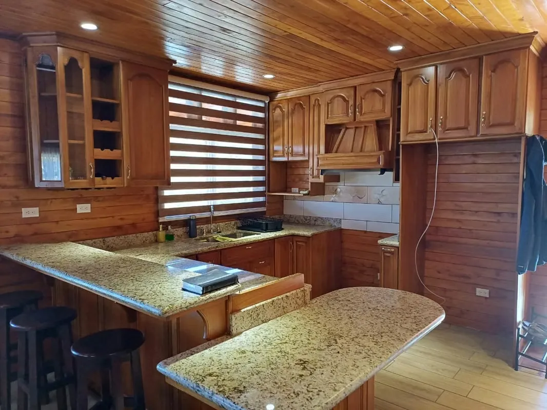 Property just 45 minutes from Cartago on the South American road, easy car access, land area 2.414 square meters, has a beautiful new cabin to premiere with fine finishes with three ... — photo 3
