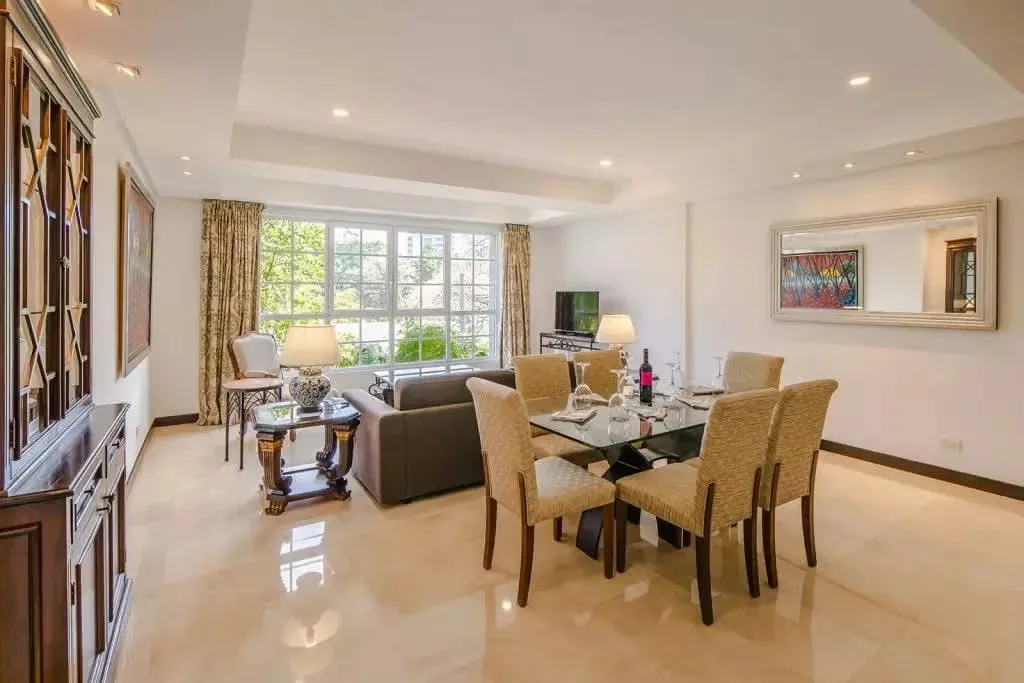 With a privileged location and a range of exceptional amenities, this 3 bedroom apartment offers an incomparable ...