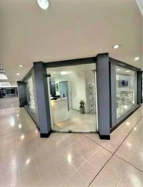 Commercial local sale. *Location* Alajuela International Mall. *Area* : 48 m2 *Description* Local corner for office, spa, beauty salon, etc. It has a kitchen and a bathroom. *Price* ...