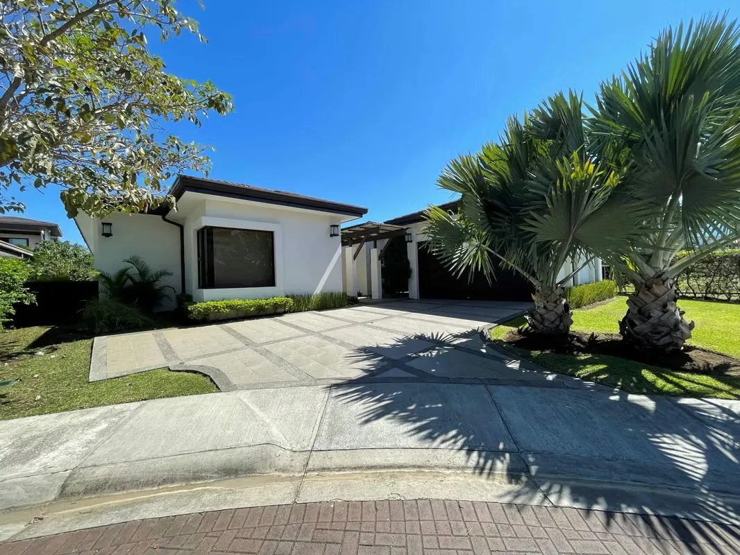 House for sale in Exclusive condominium in Lindora Santa Ana