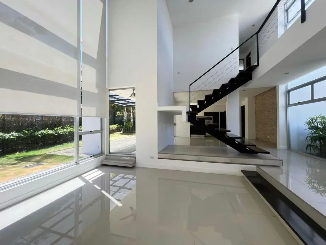 HOUSE FOR SALE / RENT SANTA ANA