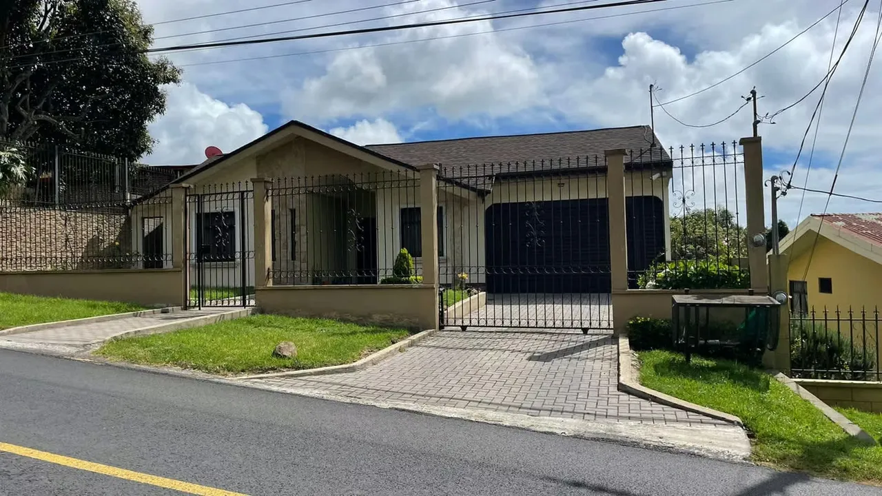 Beautiful two-storey house in Llano Grande de Cartago, 100m west of La Teja bar,calle la angelina.