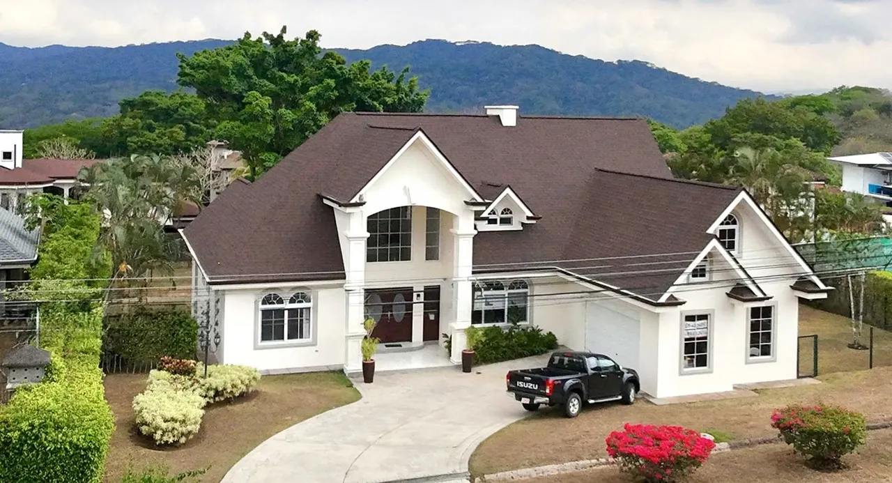 House for Sale with Pool in Hacienda Los Reyes
