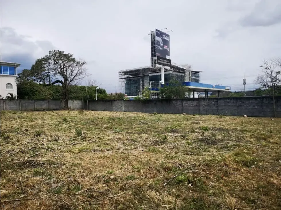 Venta de lote comercial con estratégica ubicación sobre carretera principal en la Radial Lindora, en Santa Ana, en zona de alto tránsito vehícular y muy alta plusvalìa ...