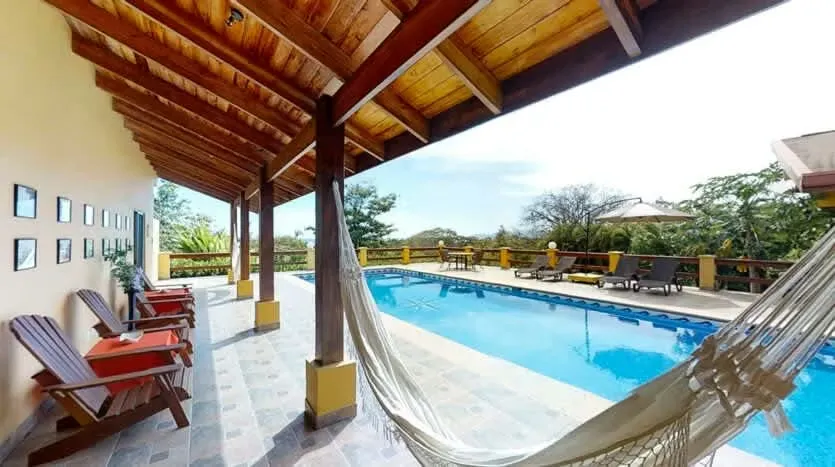 Ubicada en el exclusivo Residencial Tango Mar y a solo 400 metros de la cristalina Playa Tambor, “Casa y Casita los Abuelos” representa una exquisita combinación de ...