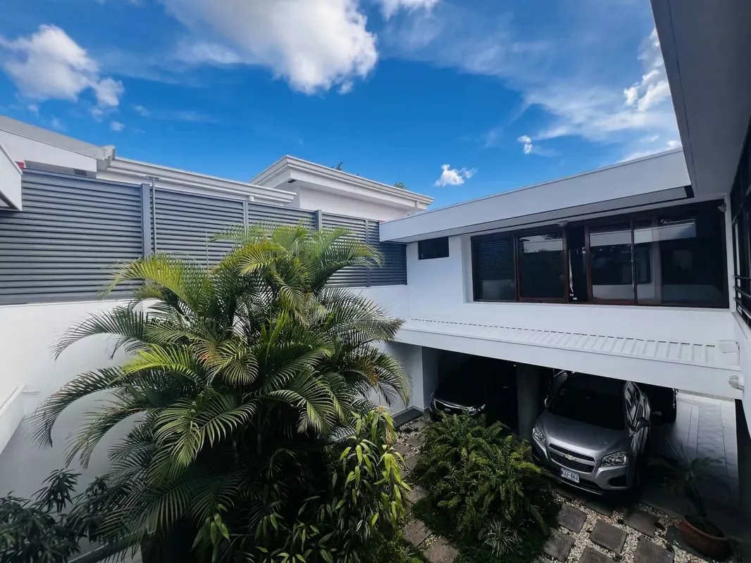 BROAD CURRIDABAT GUAYABOS AND COMFORTABLE HOUSE FOR SALE